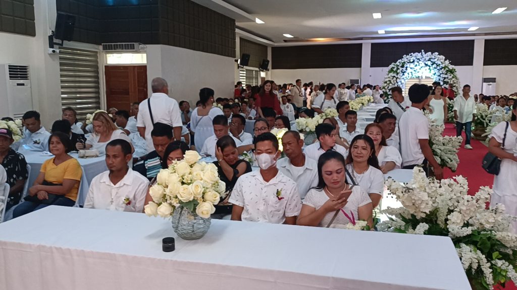 78 couples tie the knot in mass wedding2