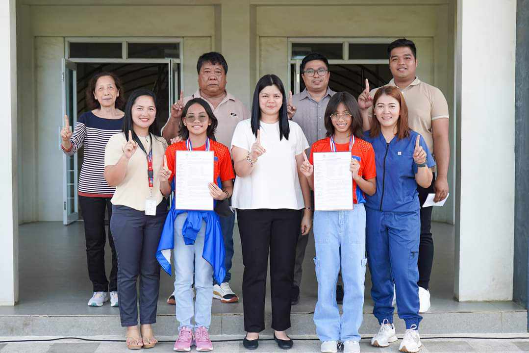 LGU Pilar honors young swimmers