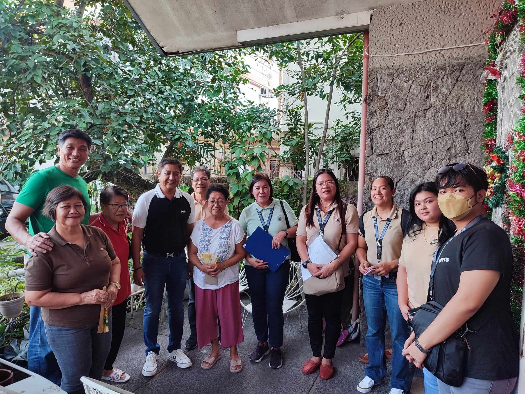 Door-to-door na regalo sa Abucay