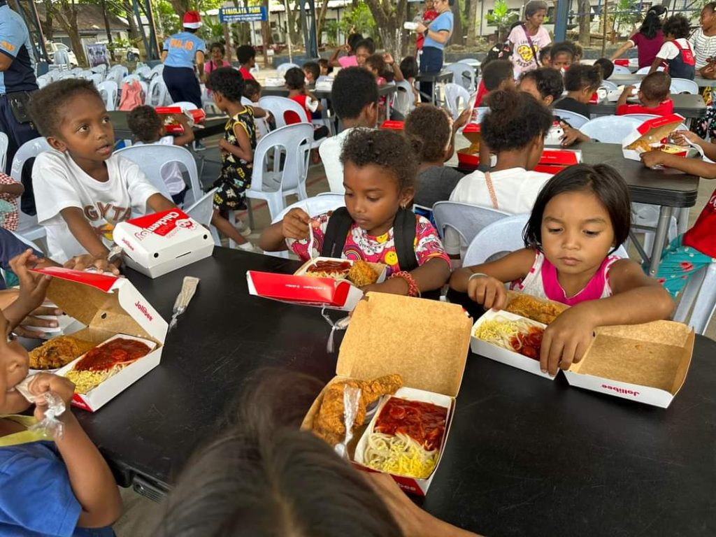 Pamaskong handog ng kapulisan sa mga katutubo