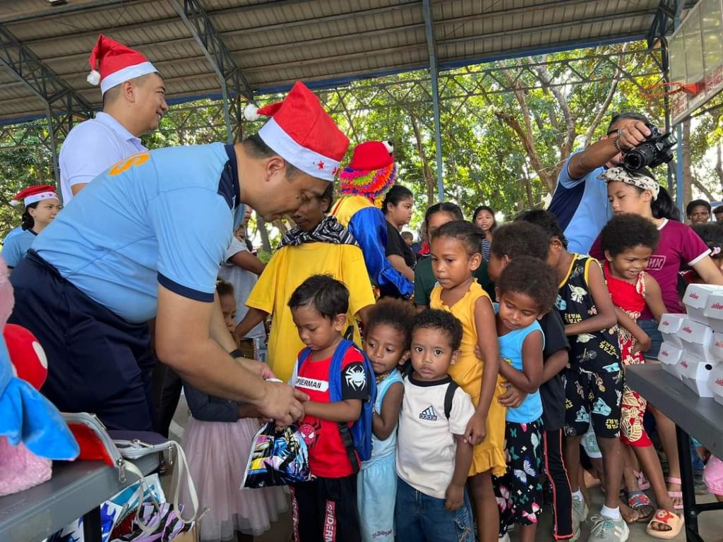 Pamaskong handog ng kapulisan sa mga katutubo