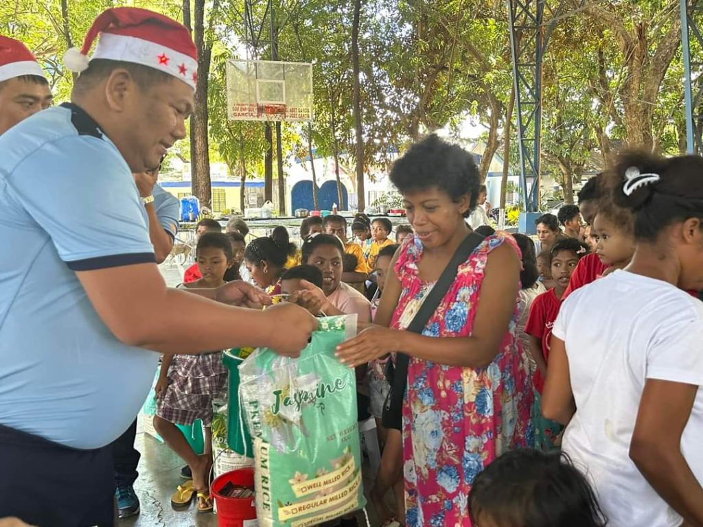 Pamaskong handog ng kapulisan sa mga katutubo