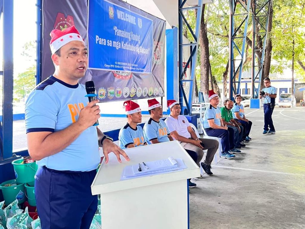 Pamaskong handog ng kapulisan sa mga katutubo