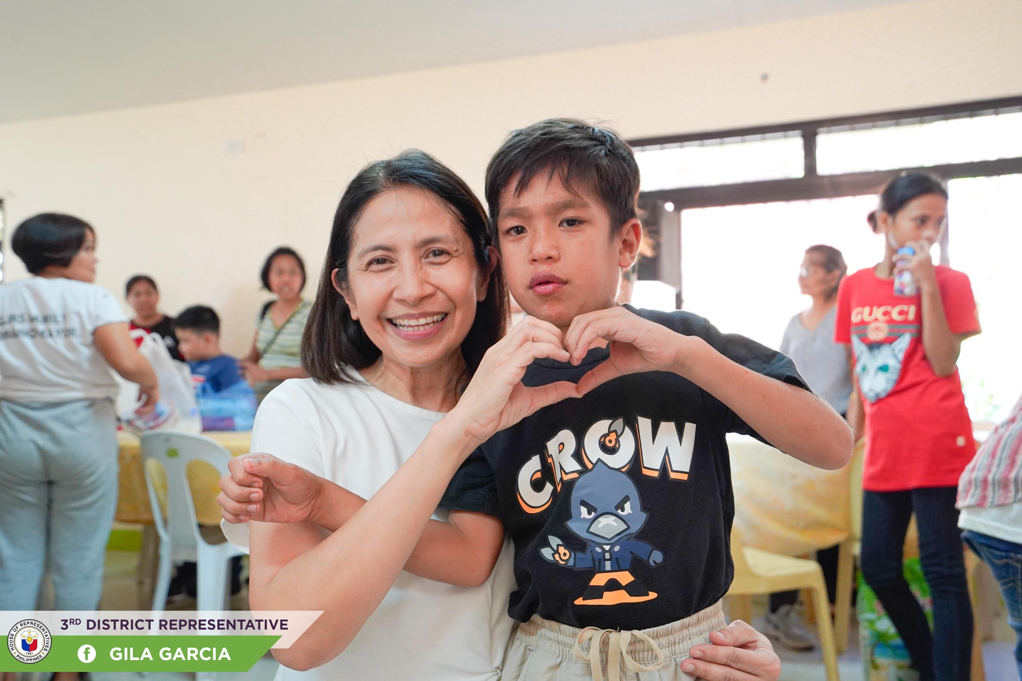 Cong. Gila gives P5K to parents of special kids