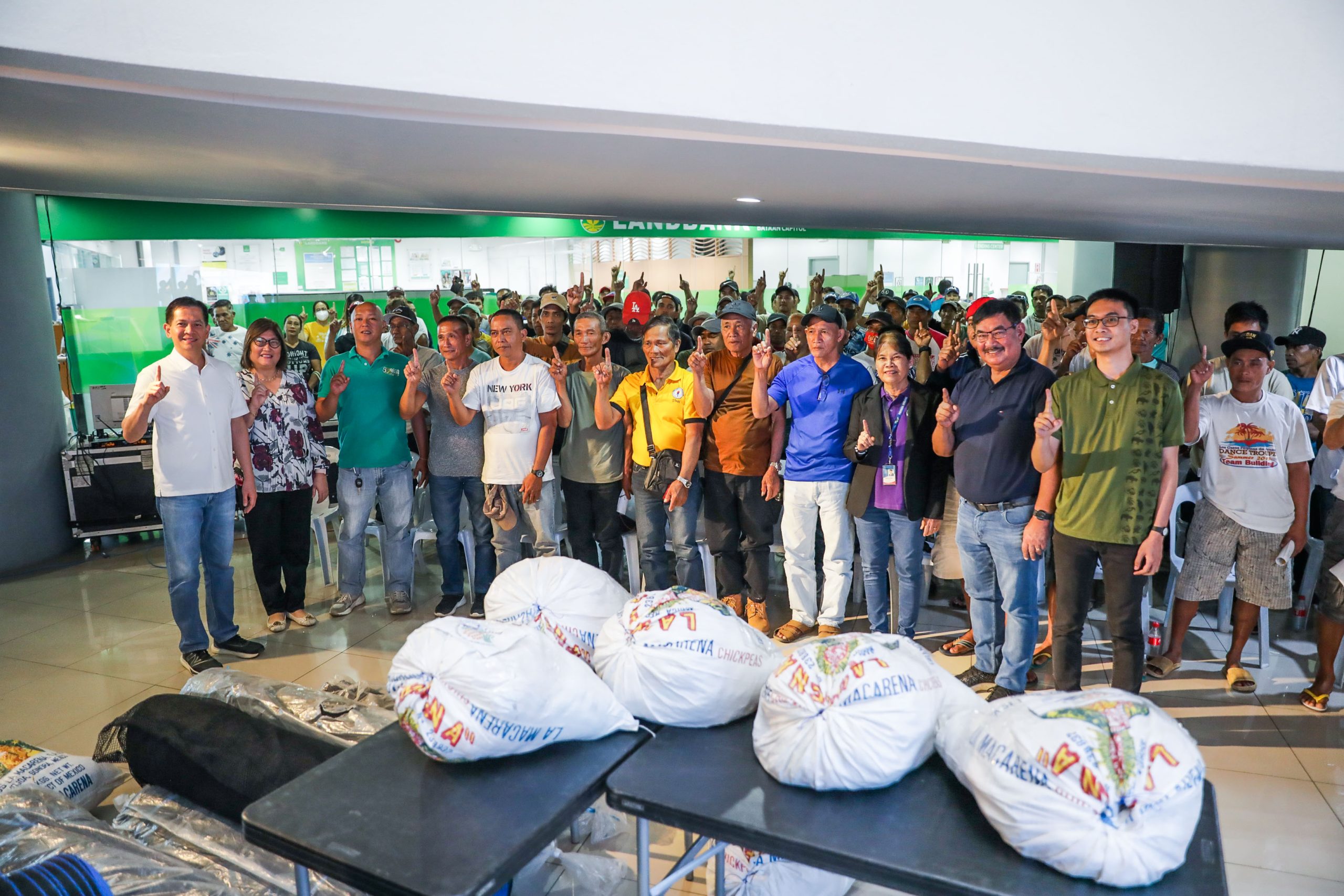 BFAR awards livelihood assistance to 1PawiCAN fisherfolk