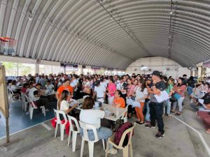 Cong. Nisay distributes food packs to Bataan frontliners