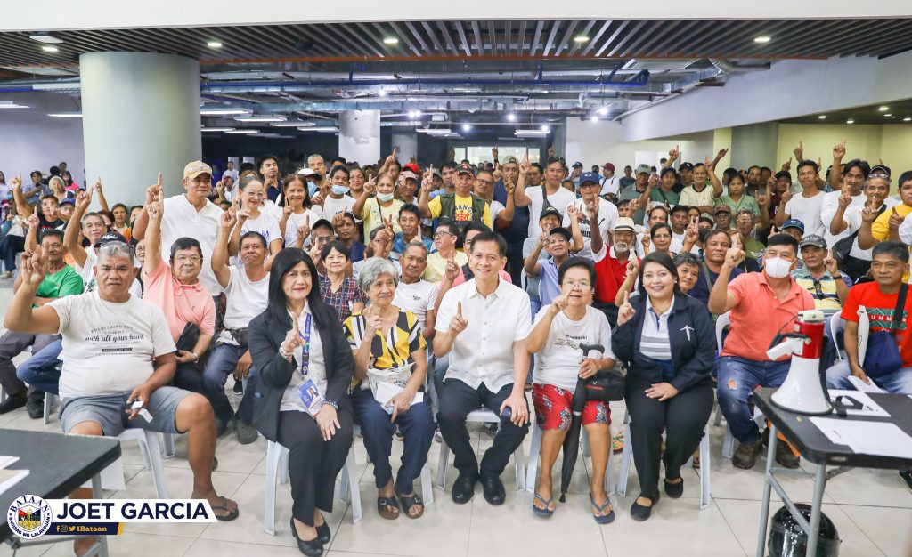 Gov. Joet distributes cash assistance to agricultural workers