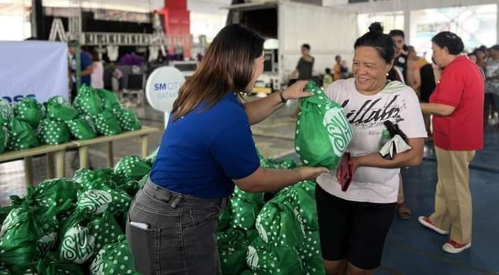 SM Foundation helps Bataan community affected by oil spill