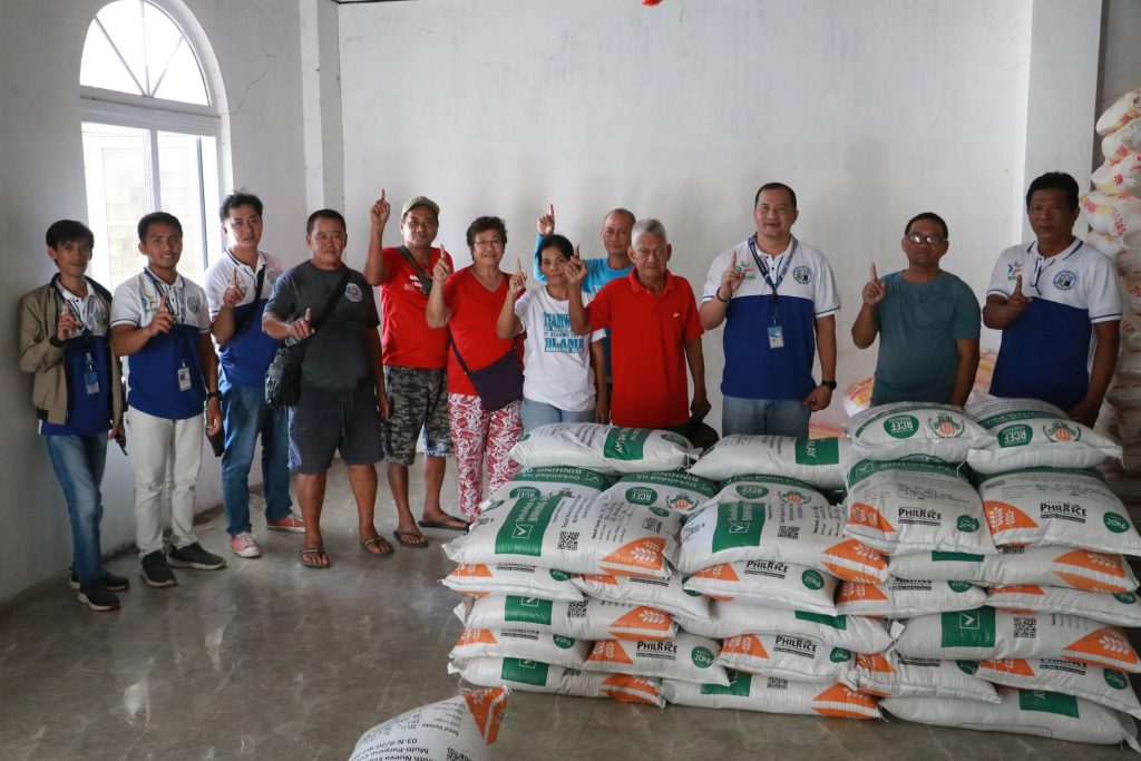 Samal LGU distributes rice seeds to farmers