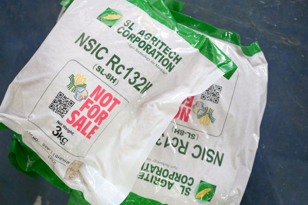 LGU-Mariveles distributes fuel subsidy, fertilizers, and hybrid seeds