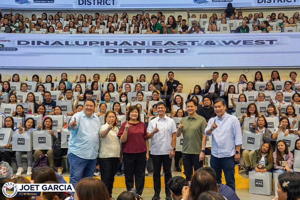 Gov. Joet distributes laptops to 3,234 public school teachers in Bataan