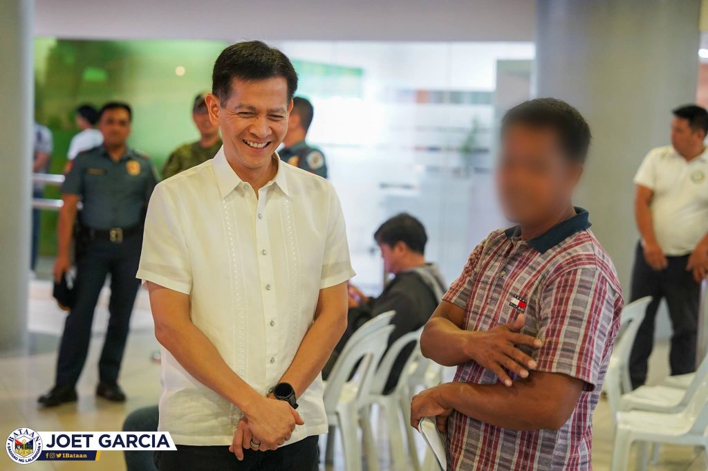 Gov. Garcia grants P100,000 each to 10 fisherfolk