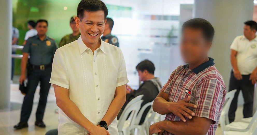 Gov. Garcia grants P100,000 each to 10 fisherfolk