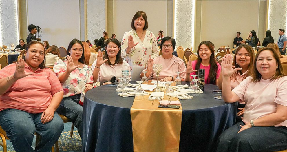 VG Cris Garcia congratulates VG Khonghun as new 4L Region 3 President