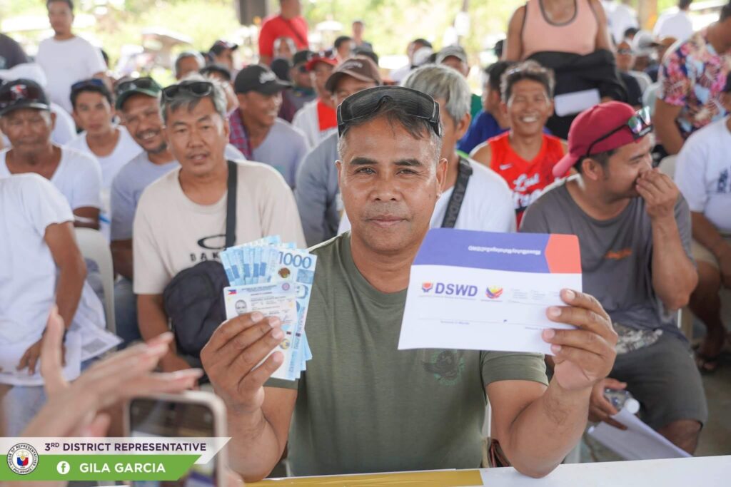 Pamamahagi ng cash relief assistance sa mga tricycle drivers ng Bagac