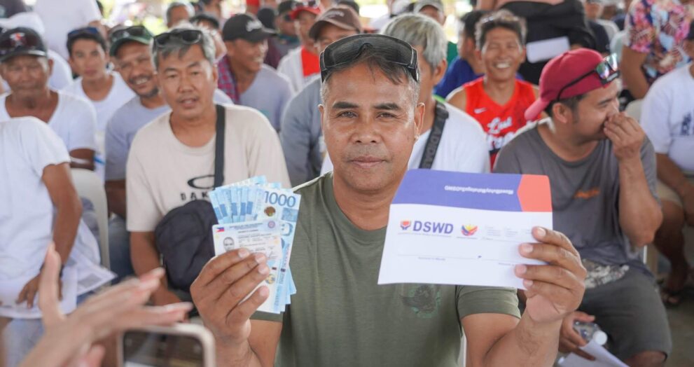 Pamamahagi ng cash relief assistance sa mga tricycle drivers ng Bagac