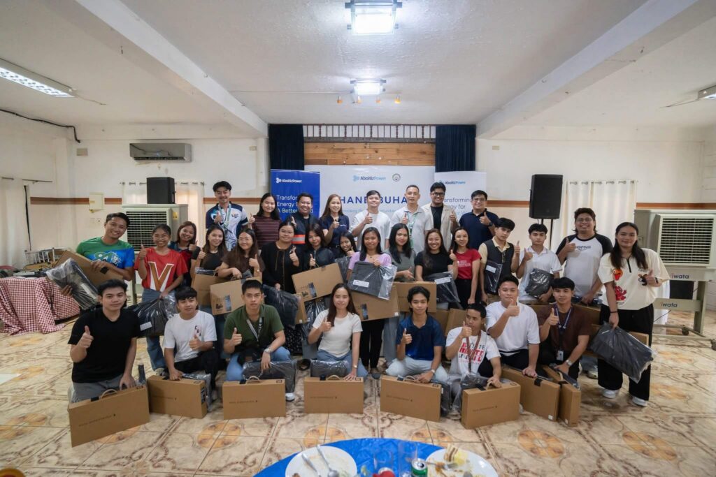 25 kabataan ng Mariveles tumanggap ng laptop