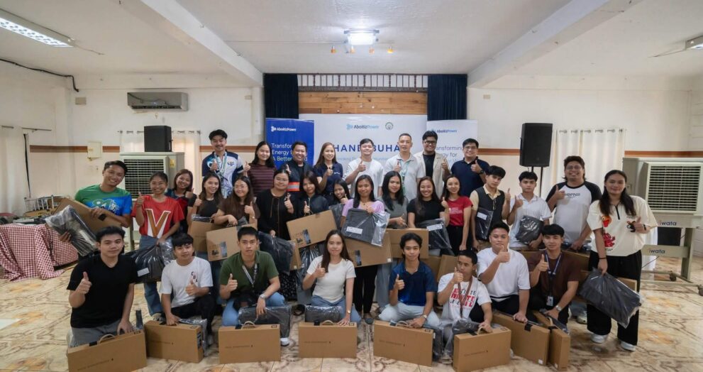25 kabataan ng Mariveles tumanggap ng laptop