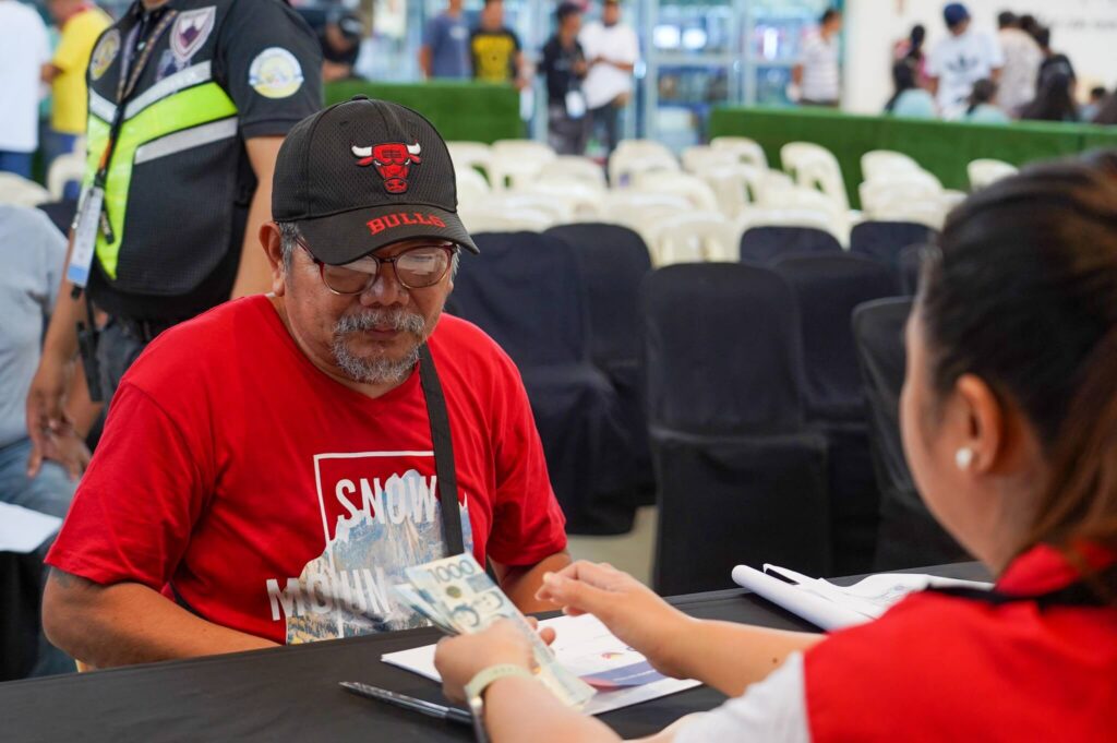 9,000 tricycle drivers in Bataan 2nd District receive ₱5,000 cash aid