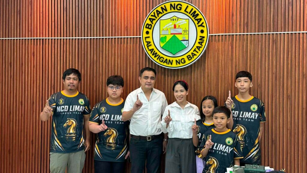 Mayor David, Kagawad Cabulao support local chess player